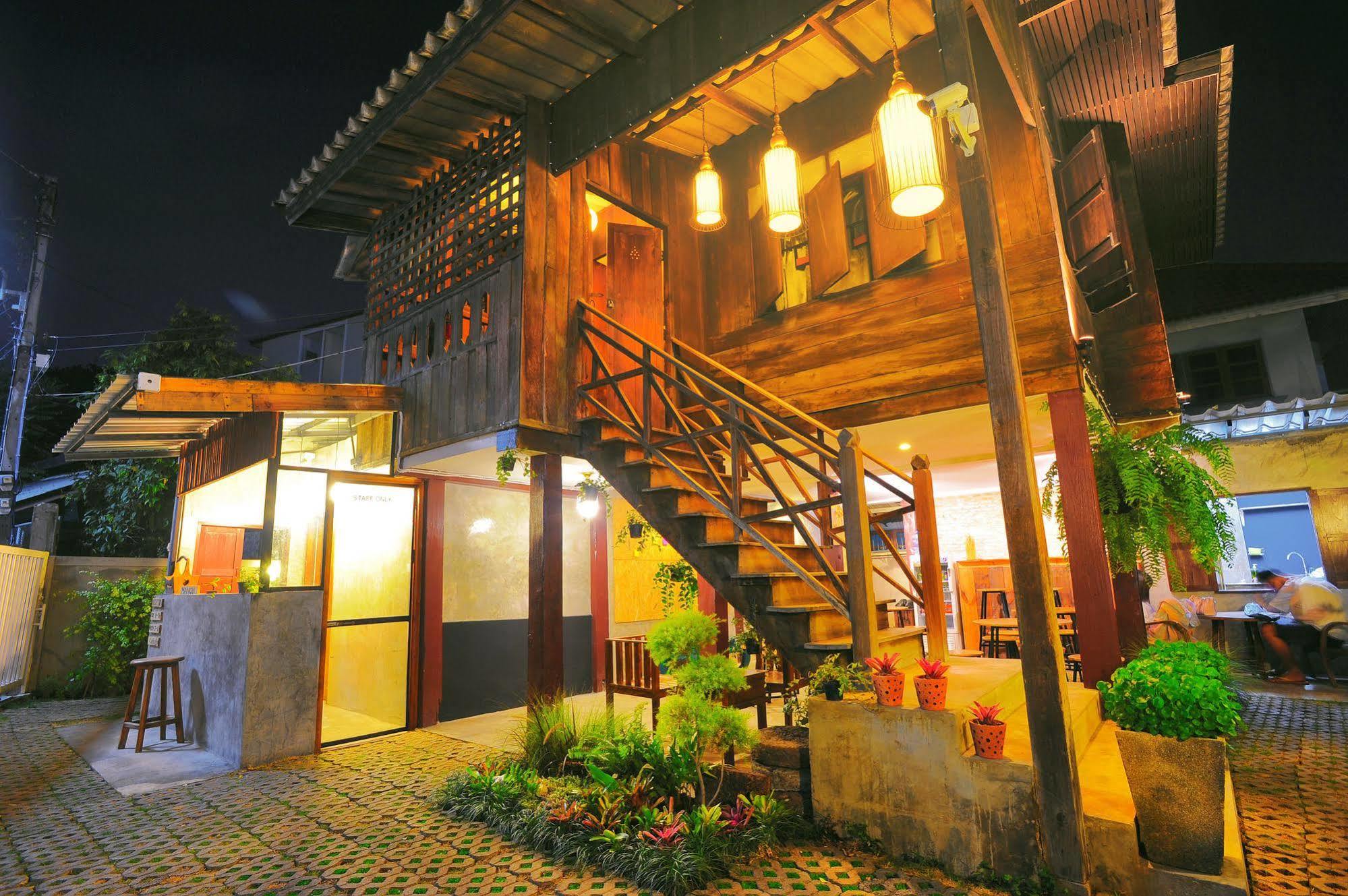 Manon Hostel Chiang Mai Buitenkant foto
