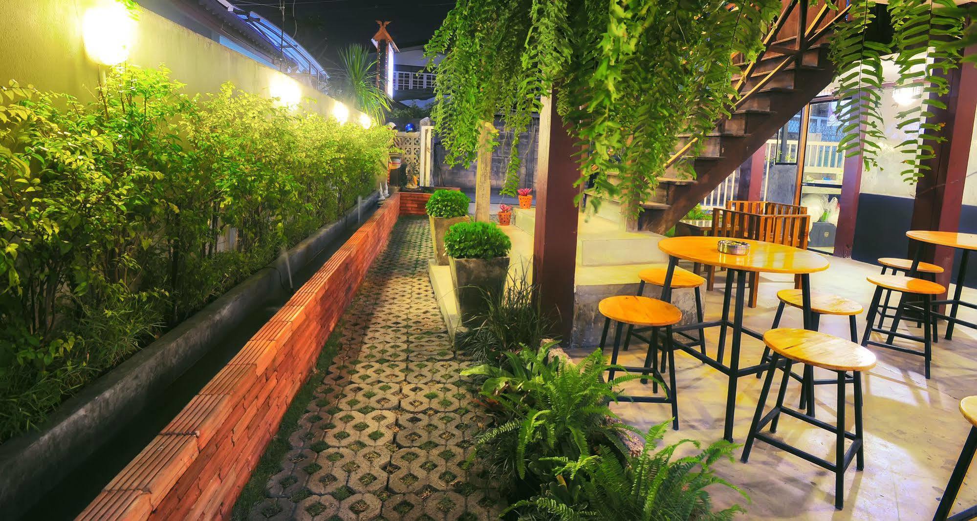 Manon Hostel Chiang Mai Buitenkant foto