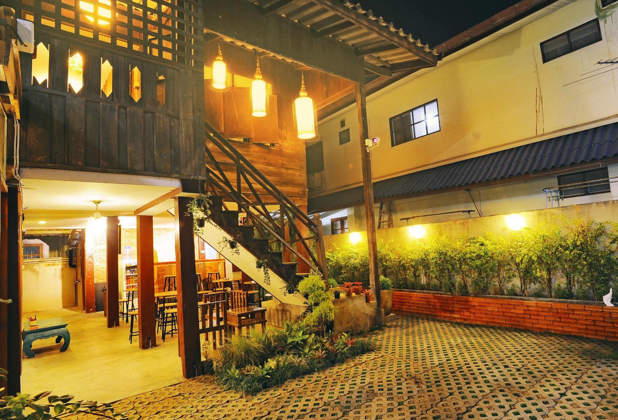 Manon Hostel Chiang Mai Buitenkant foto
